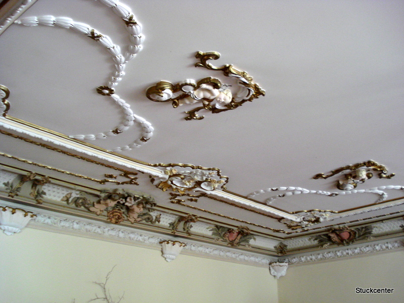 l'installation de vis dans le stuc